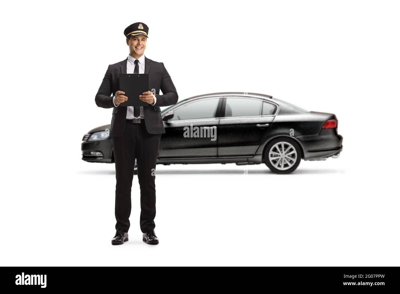 Ritratto a lunghezza intera di un autista che tiene un portadocumenti di fronte a un'auto nera isolata su sfondo bianco Foto Stock