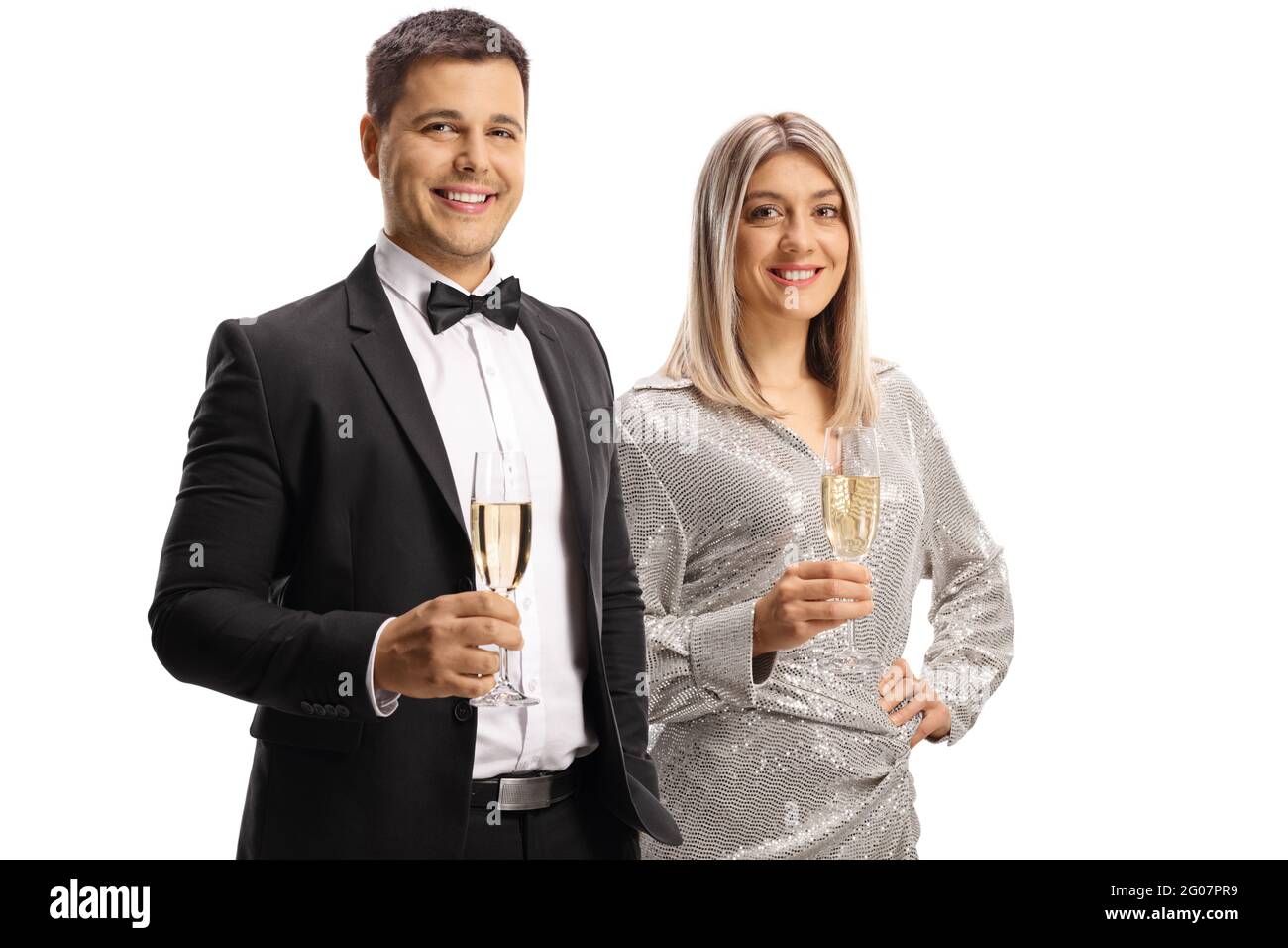 Giovane uomo e donna in abiti eleganti con bicchieri di spumante isolati su sfondo bianco Foto Stock