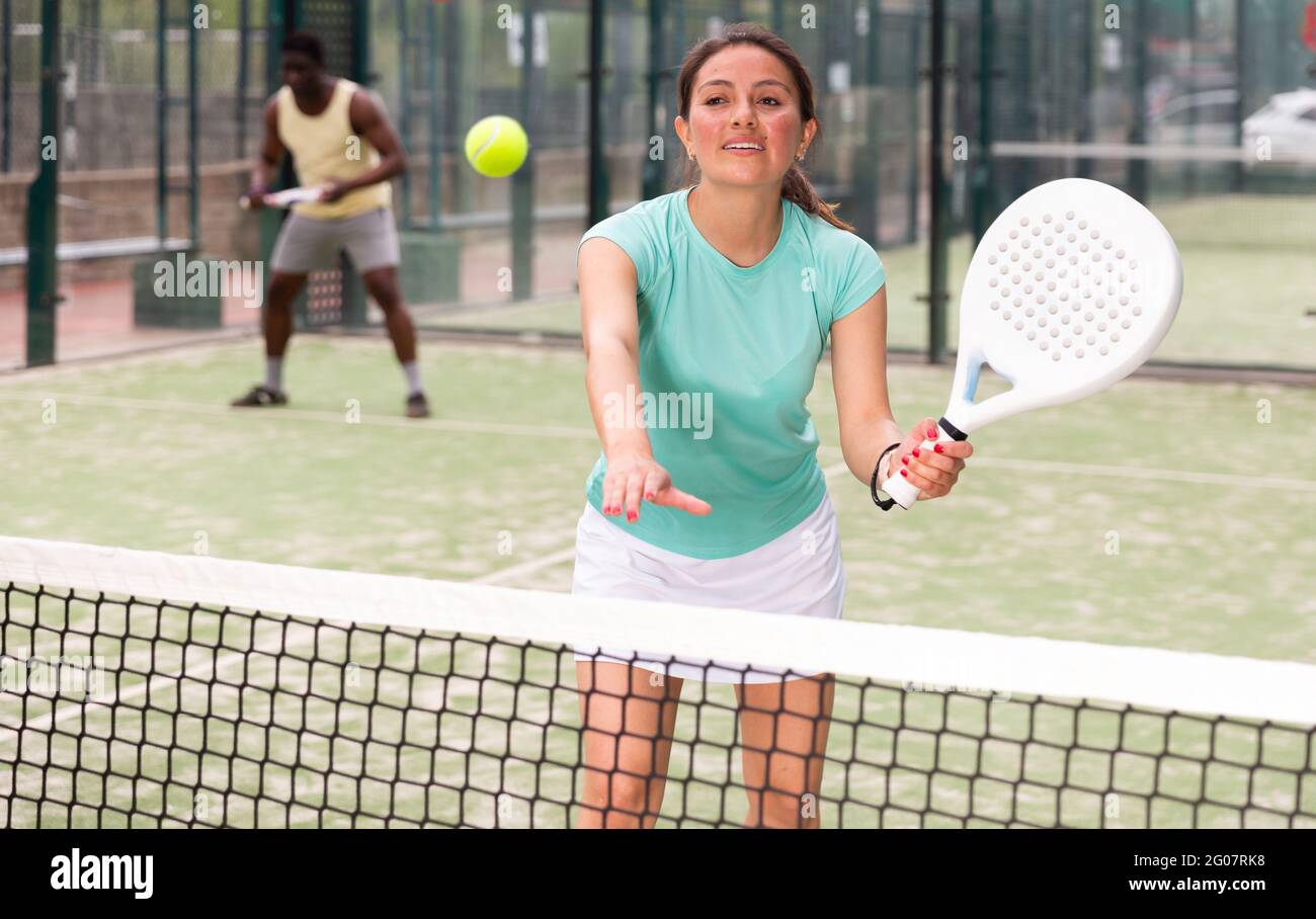 Due donne sportive che giocano sul campo da tennis Foto stock - Alamy