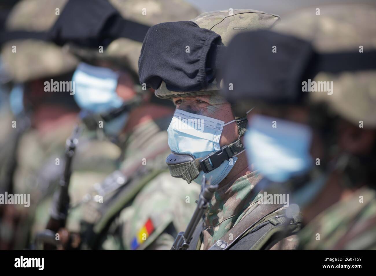 Smardan, Romania - 11 maggio 2021: I soldati rumeni partecipano a un esercizio militare congiunto nel campo di tiro di Smardan, nel sud-est della Romania. Foto Stock