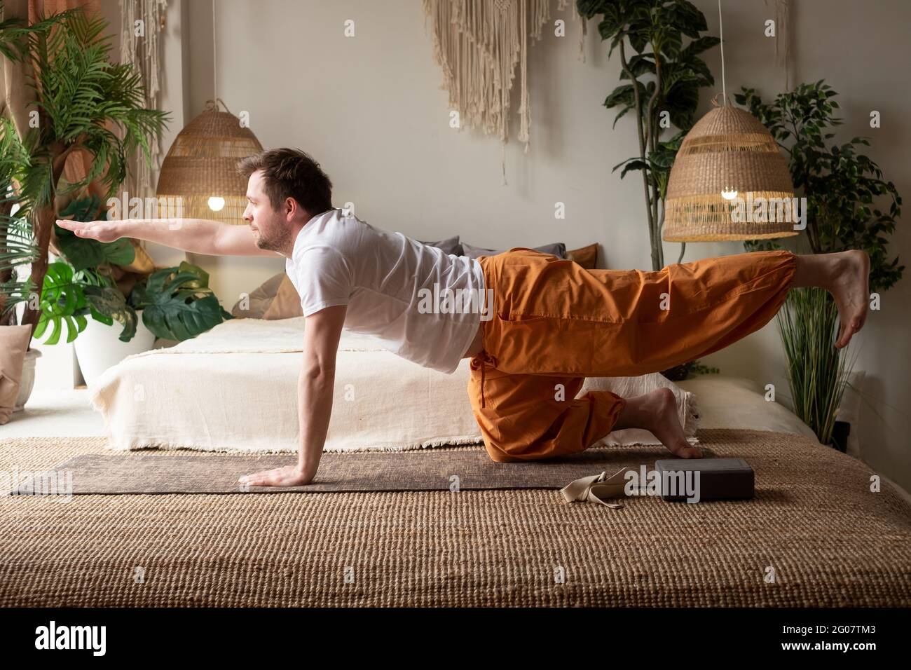 L'uomo pratica yoga asana marjariasana o posa di mucca o posa di mucca di gatto per la spina dorsale Foto Stock