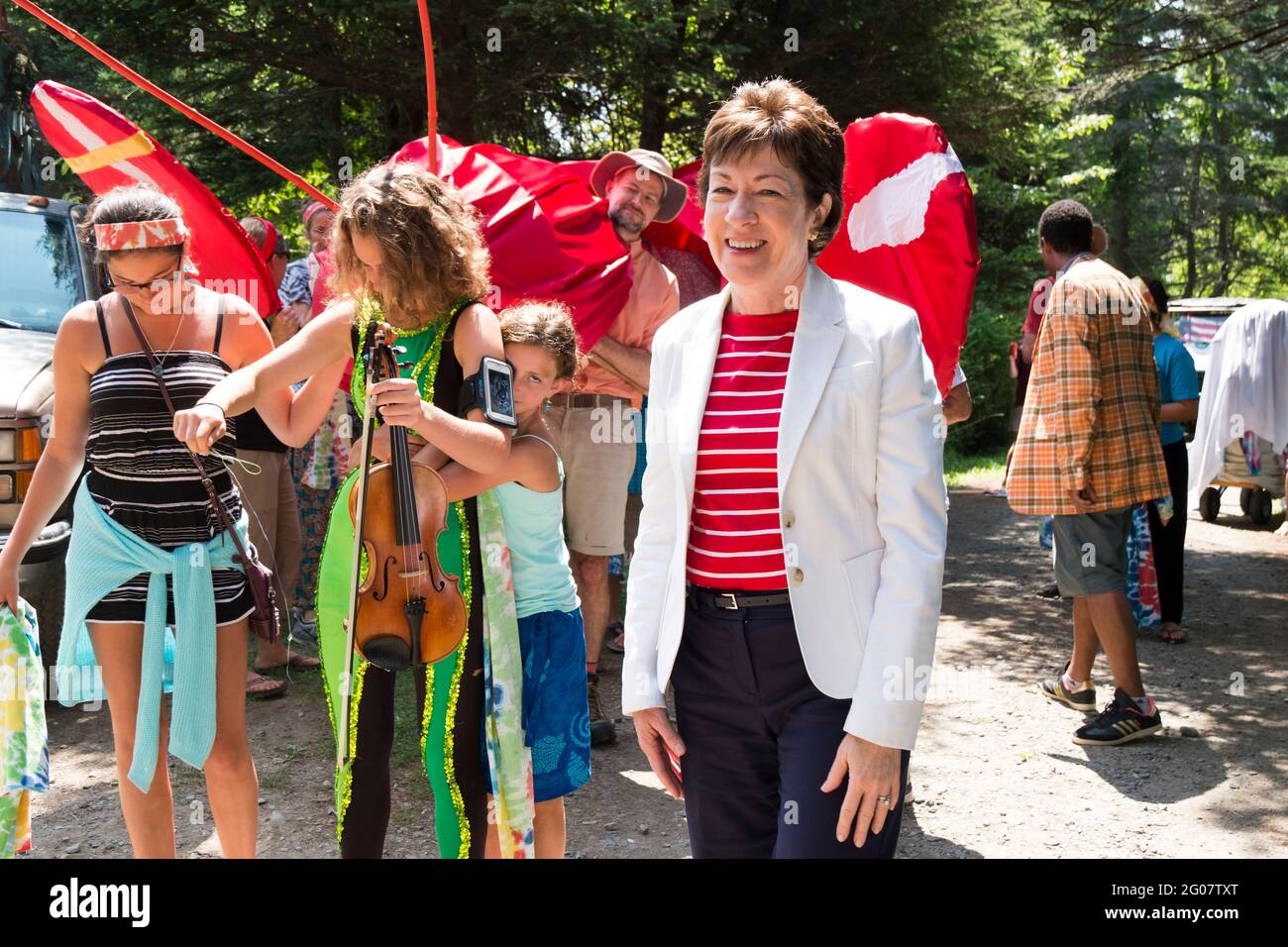 Il senatore Susan Collins, salutando la gente prima di una parata che celebrava il quadricentenario nel 2014. Sull'isola di Monhegan nel Maine. Foto Stock