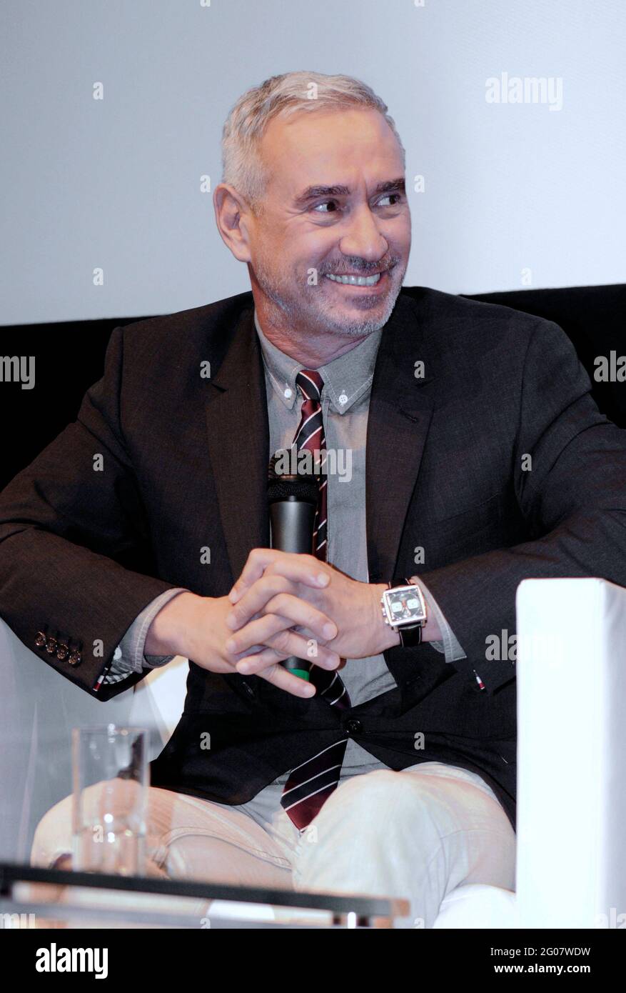 Il regista tedesco Roland Emmerich partecipa a una discussione sul suo ultimo film "Anonymous" al forum StoryDrive della 63° Fiera del Libro di Francoforte Foto Stock