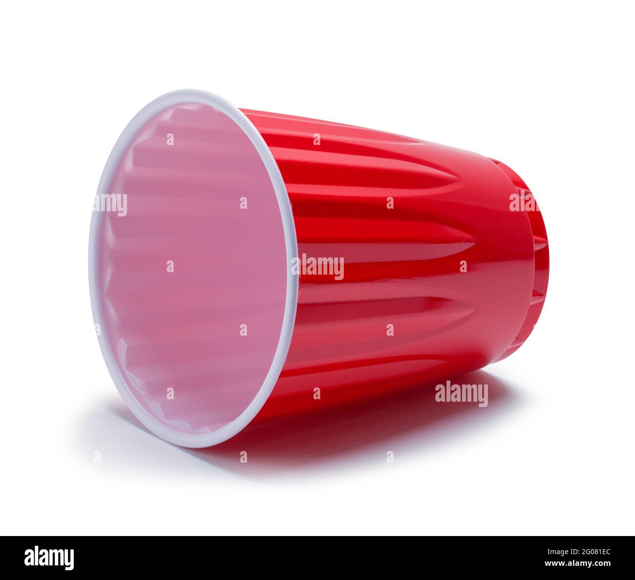 Tazza di plastica rossa con punta tagliata su bianco. Foto Stock Tazza di plastica rossa con punta tagliata su bianco. Foto Stock