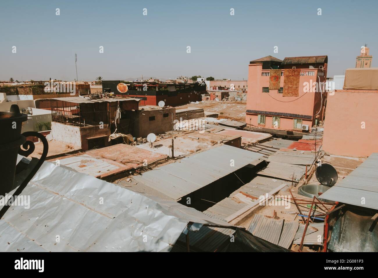 Tetti sporchi di case intemperie contro il cielo blu senza nuvole nel quartiere povero di Marrakech, Marocco Foto Stock
