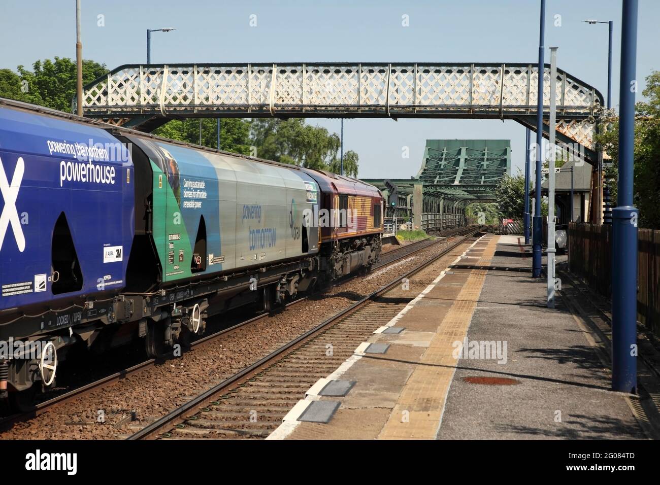 DB Cargo Classe 66 loco 66120 trasporto della centrale elettrica 1250 Drax a Immingham servizio biomassa attraverso la stazione di Althorpe, Lincs il 1/6/21. Foto Stock