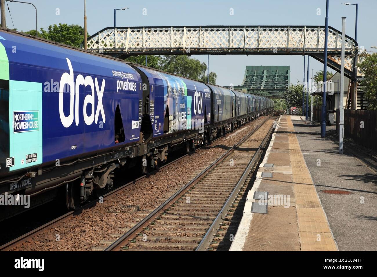 DB Cargo Classe 66 loco 66120 trasporto della centrale elettrica 1250 Drax a Immingham servizio biomassa attraverso la stazione di Althorpe, Lincs il 1/6/21. Foto Stock