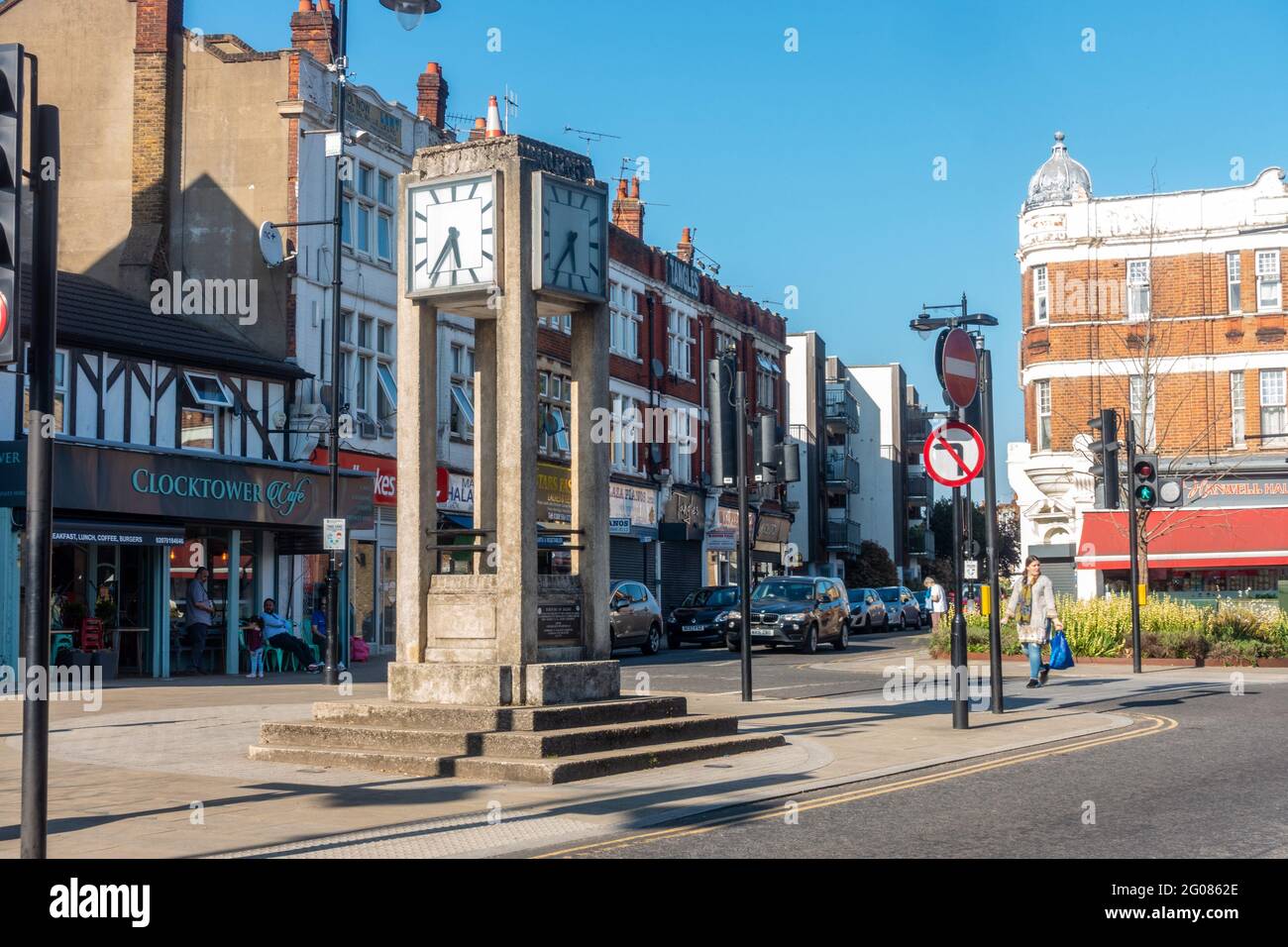 La torre dell'orologio di Hanwell Broadway, nel centro della città di Hanwell, nel quartiere londinese di Ealing. Foto Stock