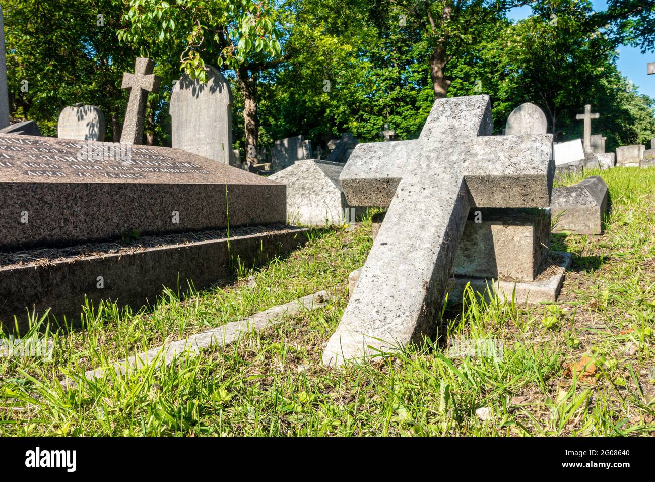 Lapidi nel cimitero di Hanwell a Londra, Regno Unito, sono un ricordo duraturo di coloro che hanno vissuto e sono morti prima di noi. Foto Stock