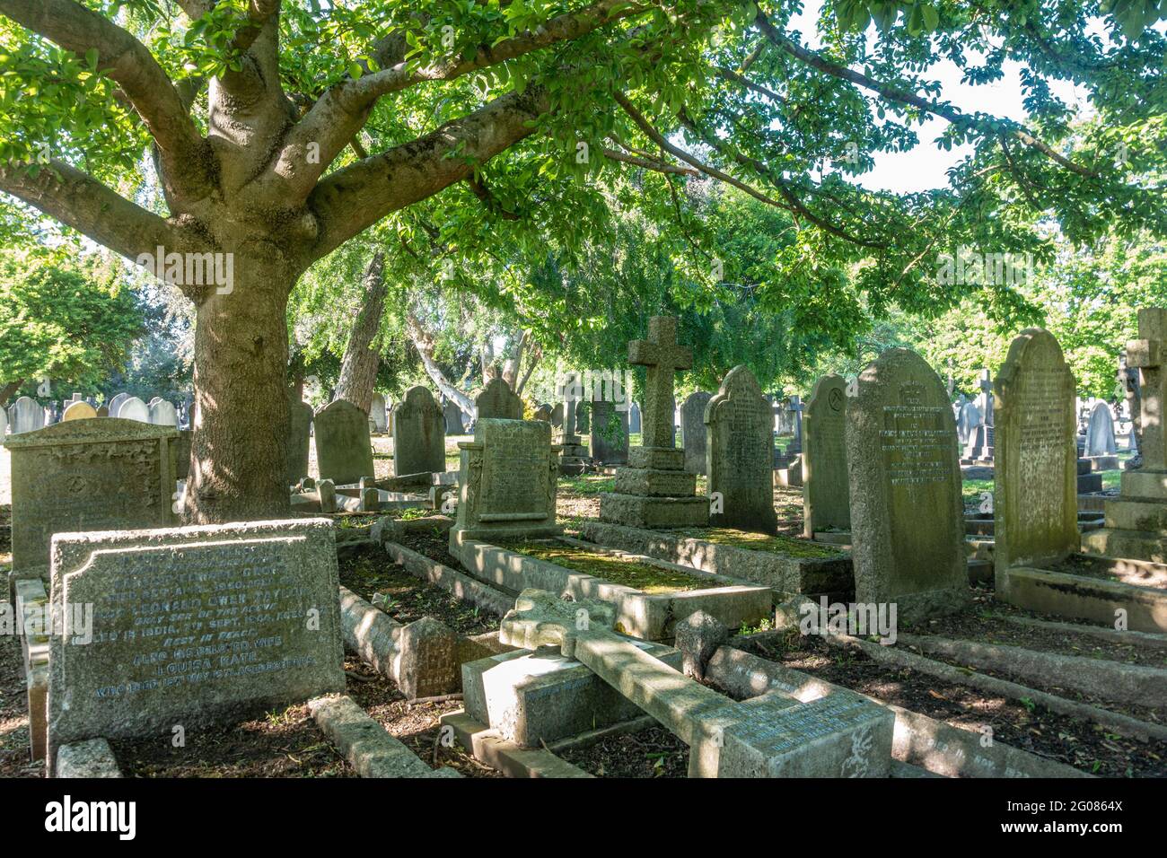 Lapidi nel cimitero di Hanwell a Londra, Regno Unito, sono un ricordo duraturo di coloro che hanno vissuto e sono morti prima di noi. Foto Stock
