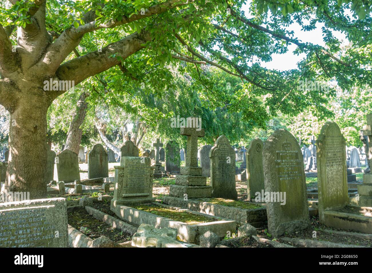 Lapidi nel cimitero di Hanwell a Londra, Regno Unito, sono un ricordo duraturo di coloro che hanno vissuto e sono morti prima di noi. Foto Stock