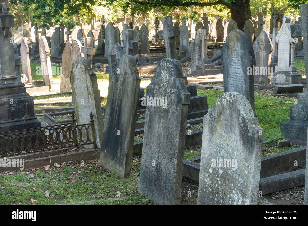 Lapidi nel cimitero di Hanwell a Londra, Regno Unito, sono un ricordo duraturo di coloro che hanno vissuto e sono morti prima di noi. Foto Stock