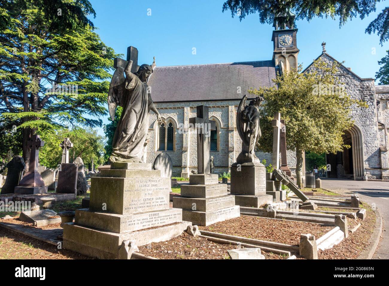Lapidi nel cimitero di Hanwell a Londra, Regno Unito, sono un ricordo duraturo di coloro che hanno vissuto e sono morti prima di noi. Foto Stock