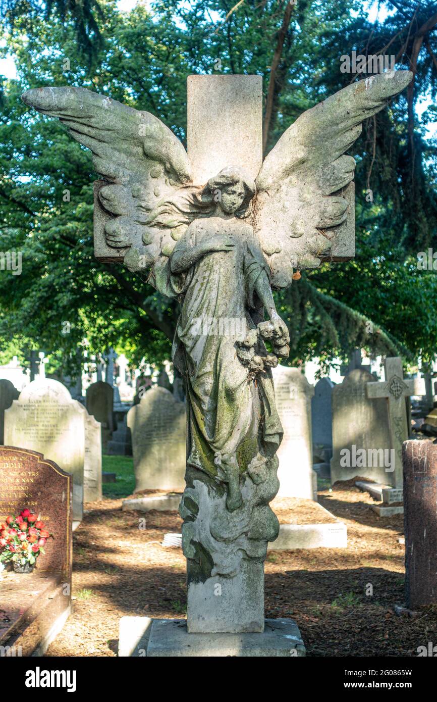 Lapidi nel cimitero di Hanwell a Londra, Regno Unito, sono un ricordo duraturo di coloro che hanno vissuto e sono morti prima di noi. Foto Stock