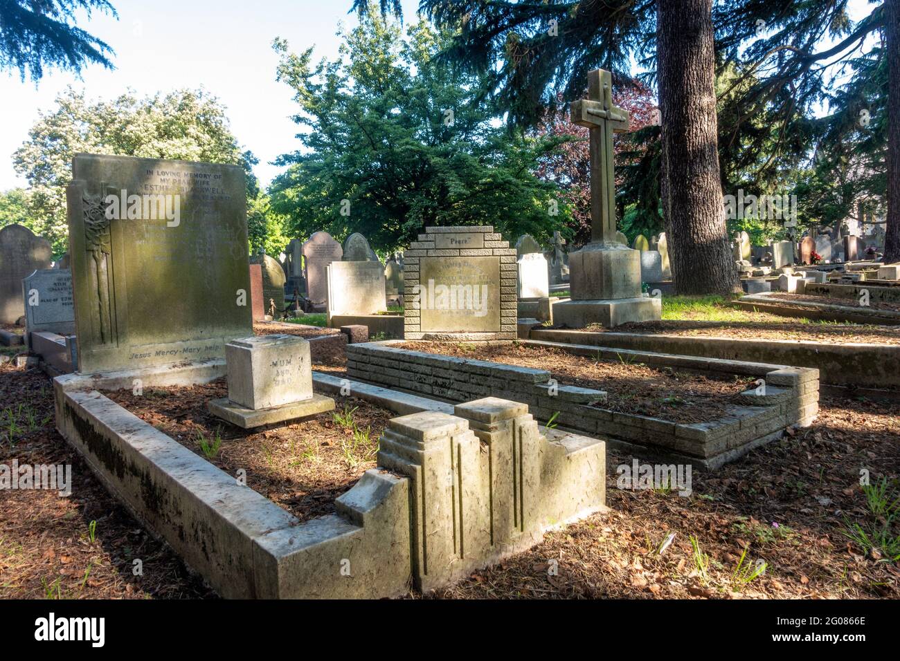 Lapidi nel cimitero di Hanwell a Londra, Regno Unito, sono un ricordo duraturo di coloro che hanno vissuto e sono morti prima di noi. Foto Stock