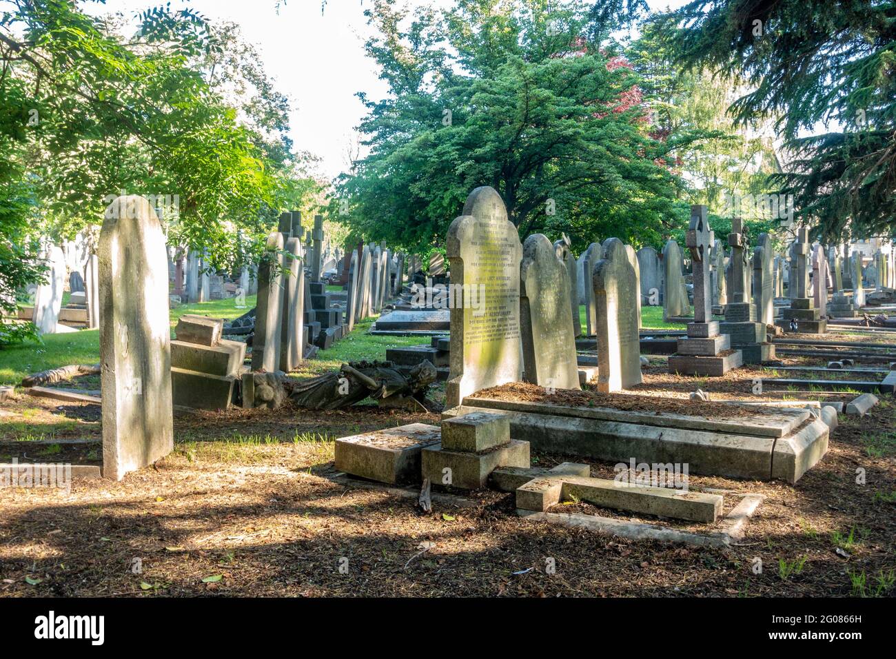 Lapidi nel cimitero di Hanwell a Londra, Regno Unito, sono un ricordo duraturo di coloro che hanno vissuto e sono morti prima di noi. Foto Stock