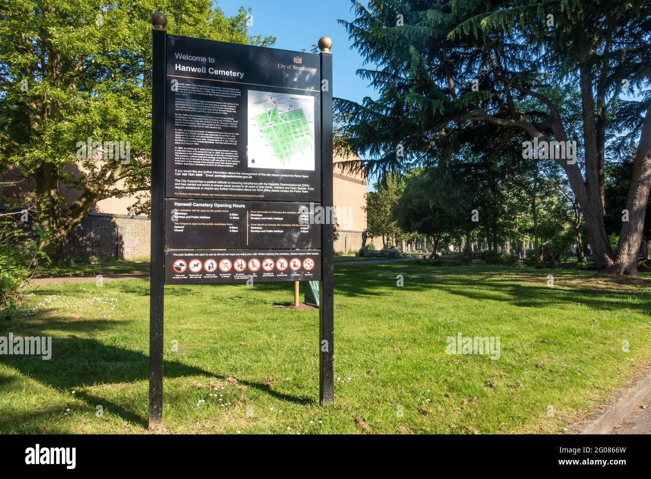 Un cartello all'ingresso del cimitero di Hanwell fornisce informazioni sul cimitero. Foto Stock