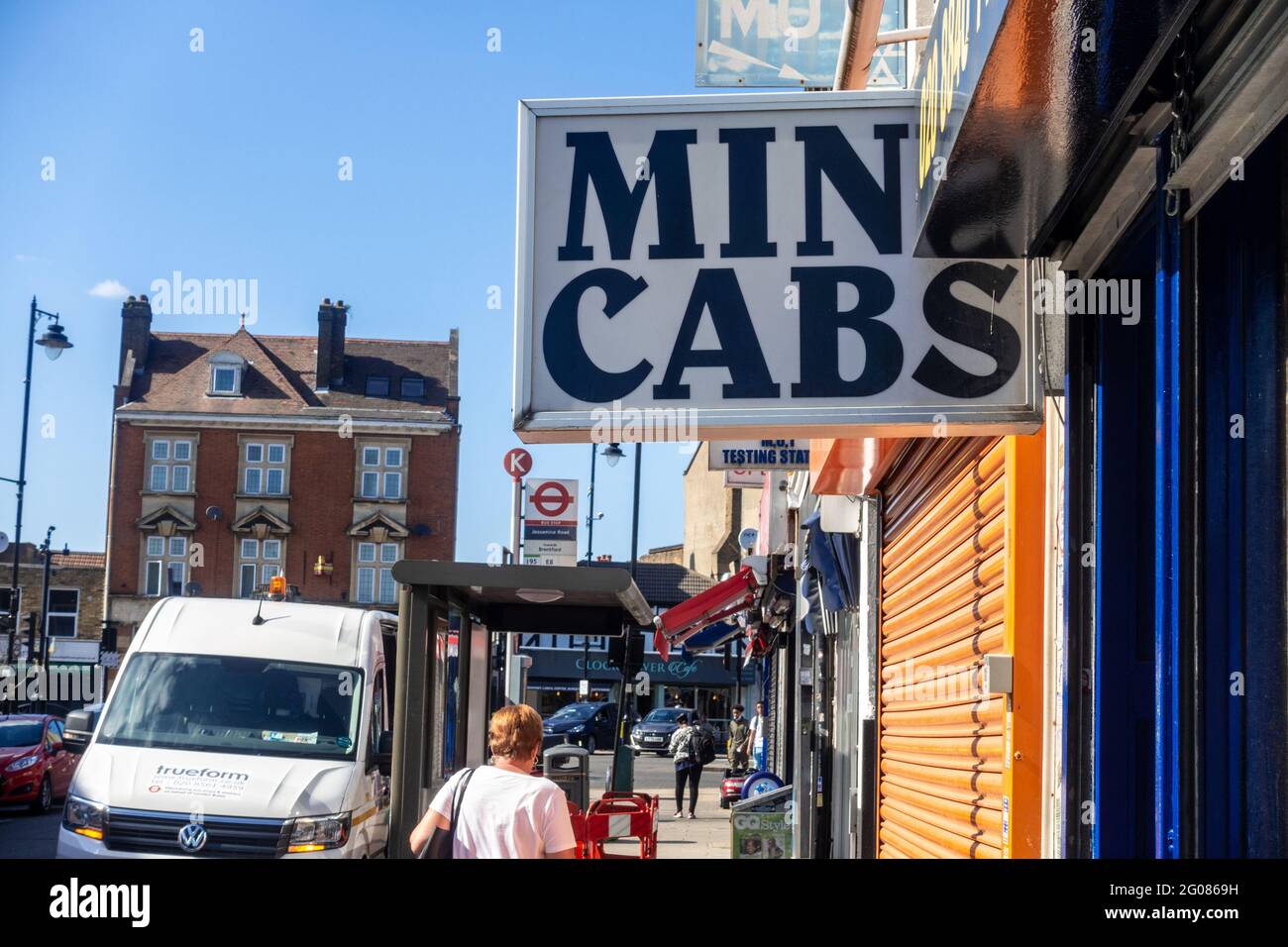 Un cartello 'Mini Cabs' attaccato al lato di un ufficio a forma di mini taxi a Hanwell, Londra, Regno Unito. Foto Stock