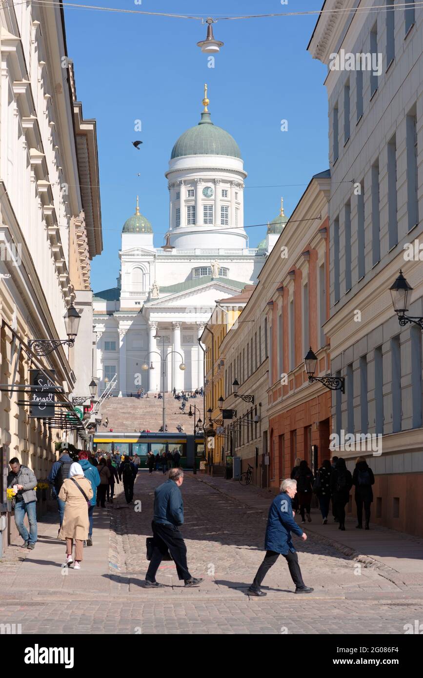 La cattedrale di Helsinki si affaccia da via Sofiankatu in una soleggiata giornata primaverile. Helsinki, la capitale della Finlandia Foto Stock
