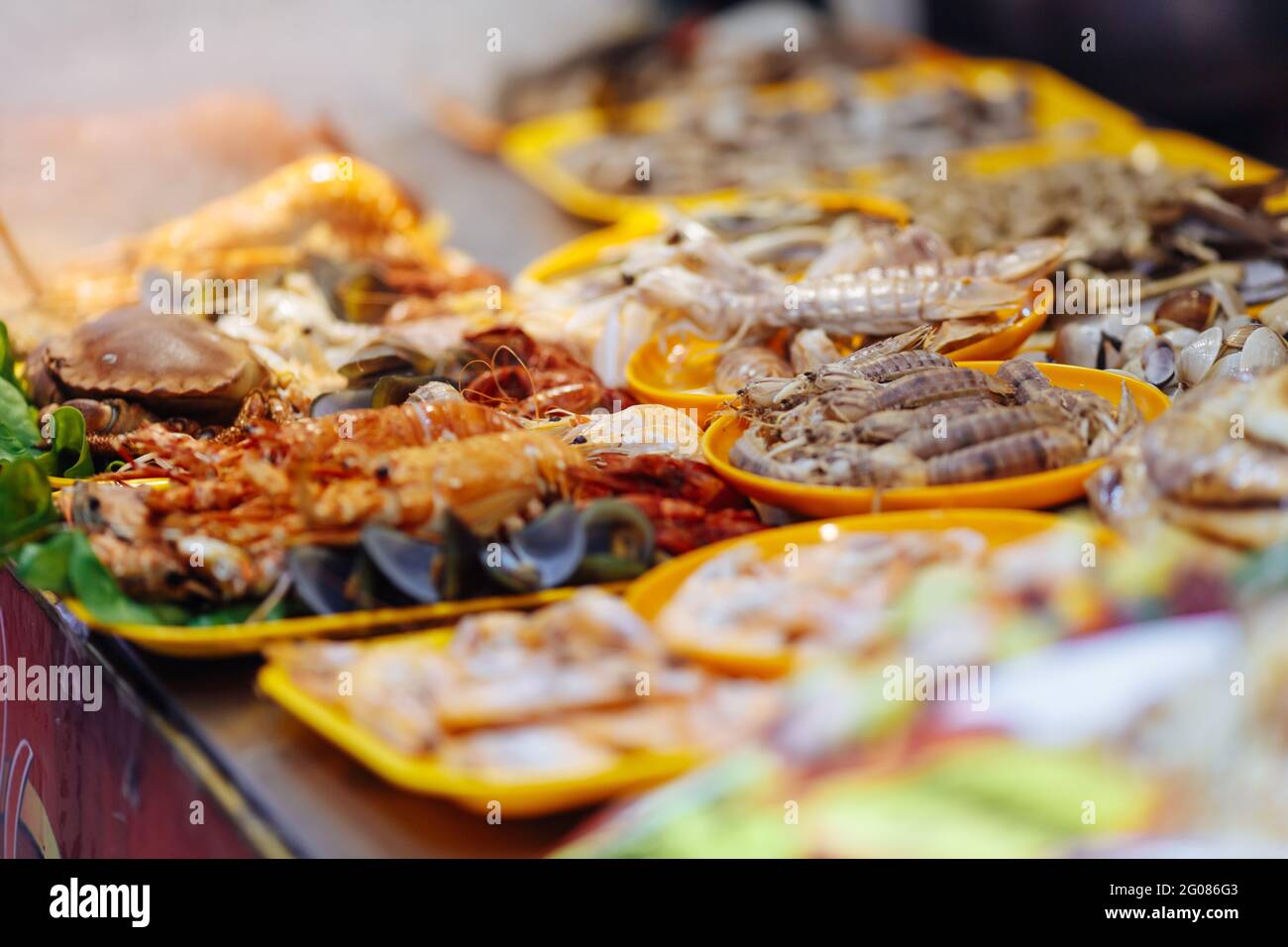 Varietà di pesce fresco sul mercato asiatico di strada Foto Stock