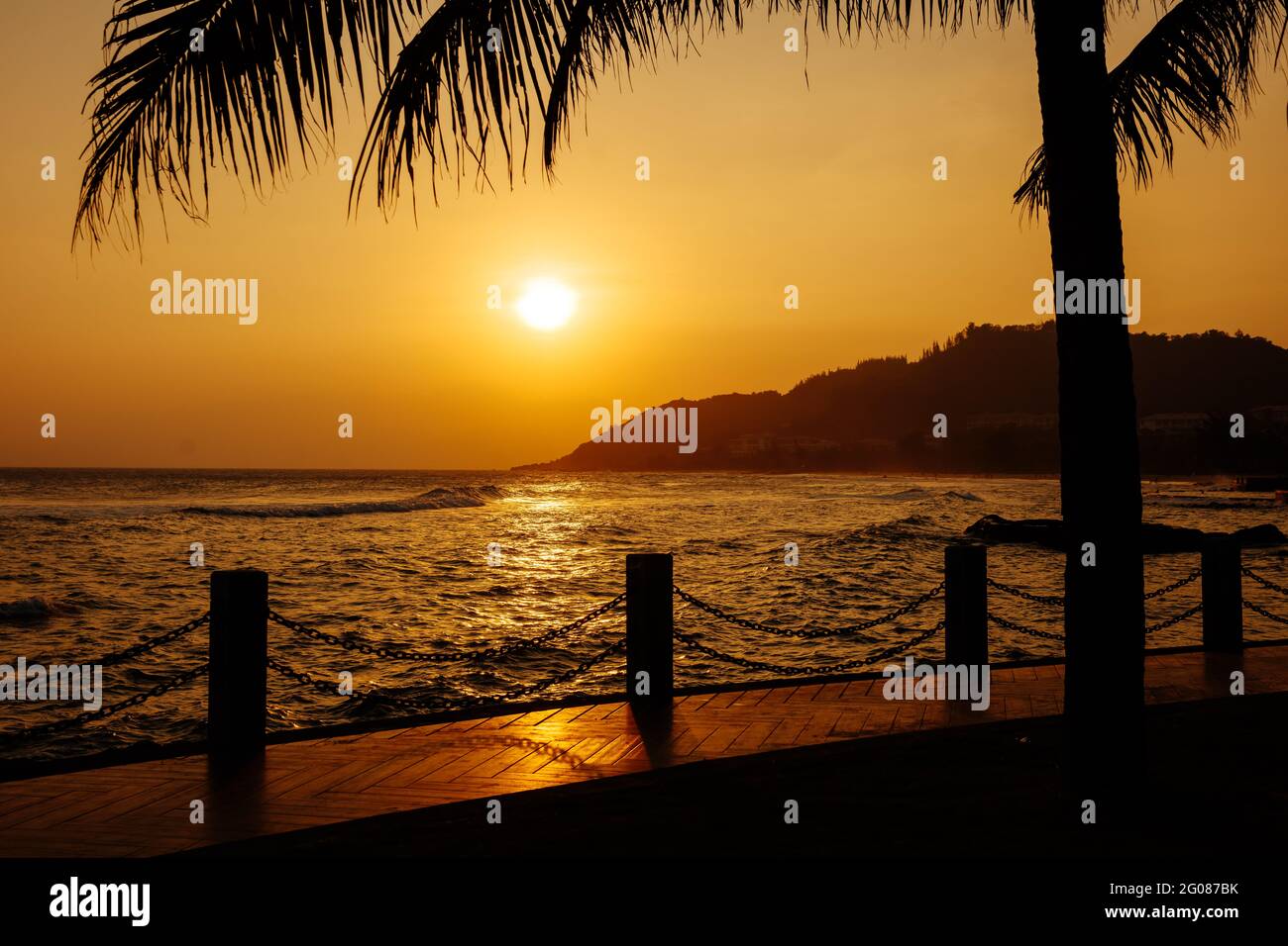 Splendida vista del tramonto sul mare sull'isola asiatica. Foto Stock