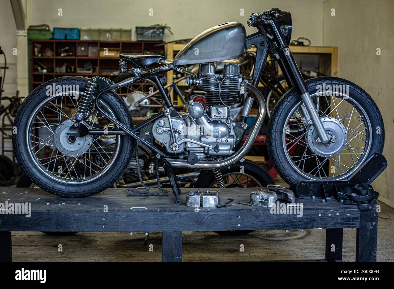 Moto in garage . Moto da caffè-racer in stile vintage Foto stock