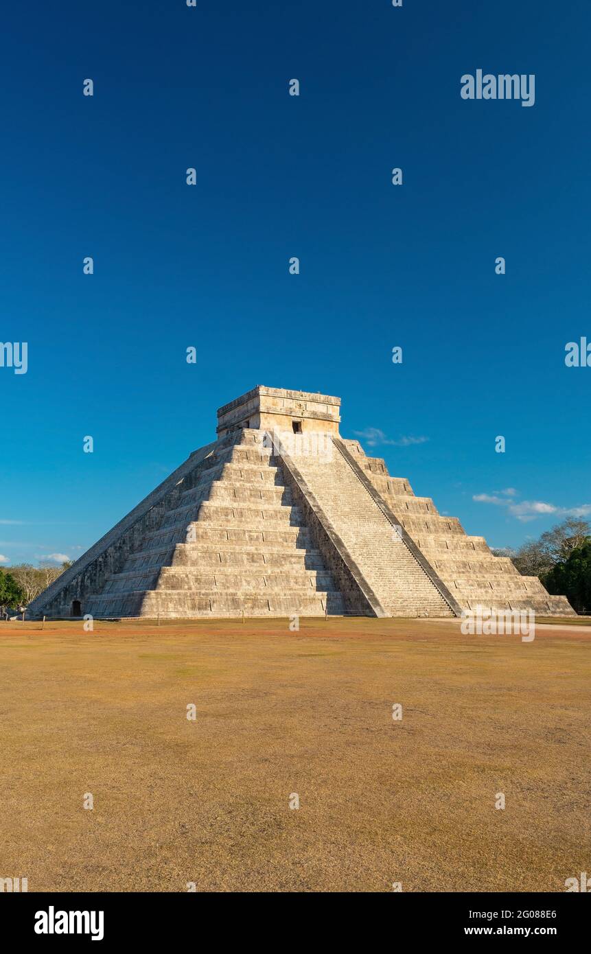 Piramide maya verticale di Kukulkan con spazio di copia, Chichen Itza, Yucatan, Messico. Foto Stock
