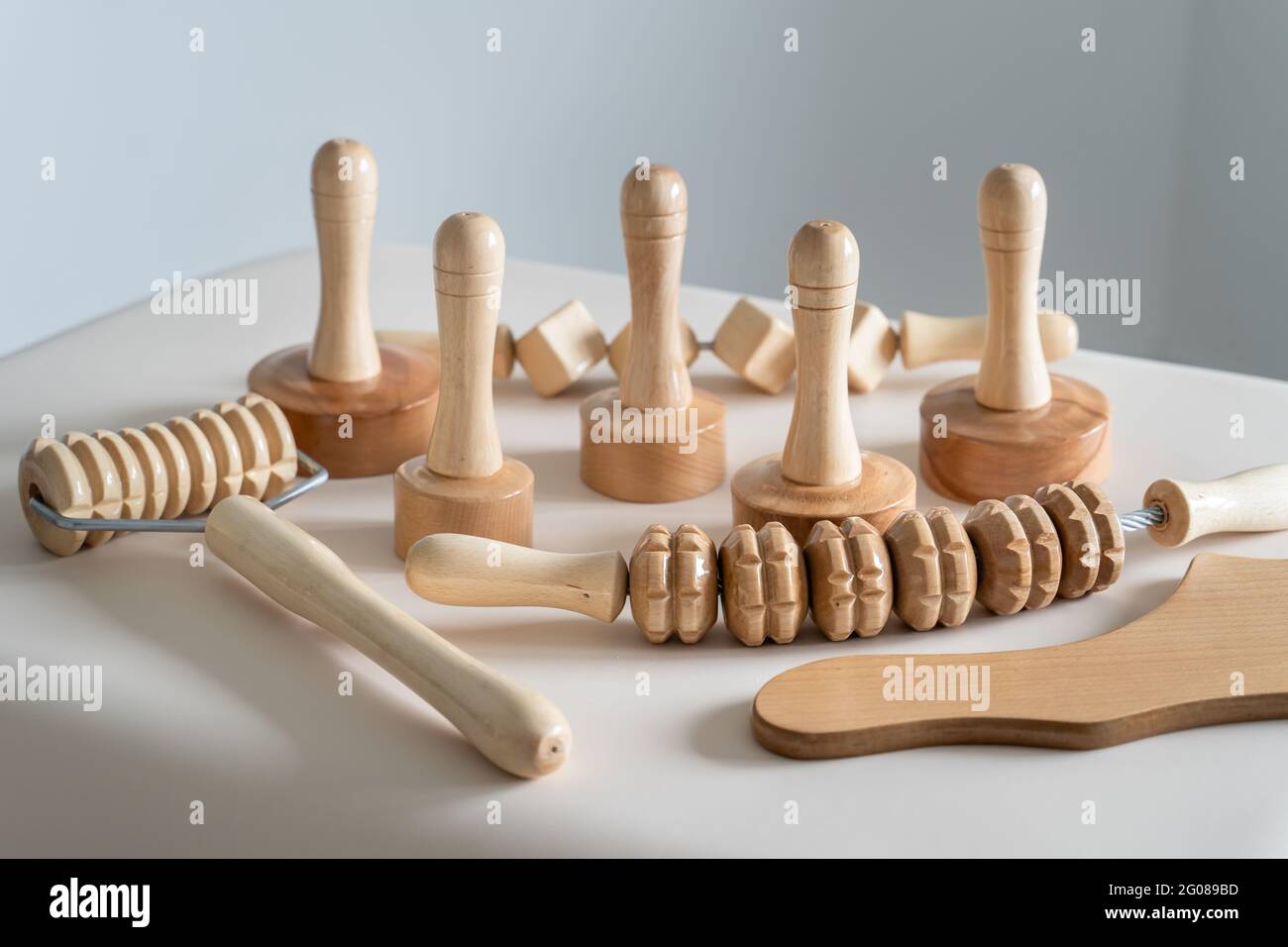 Massaggio in legno maderoterapia madero terapia legno Rolling pin o bastledore strumenti per trattamento anticellulite per stimolare il sistema linfatico e im Foto Stock