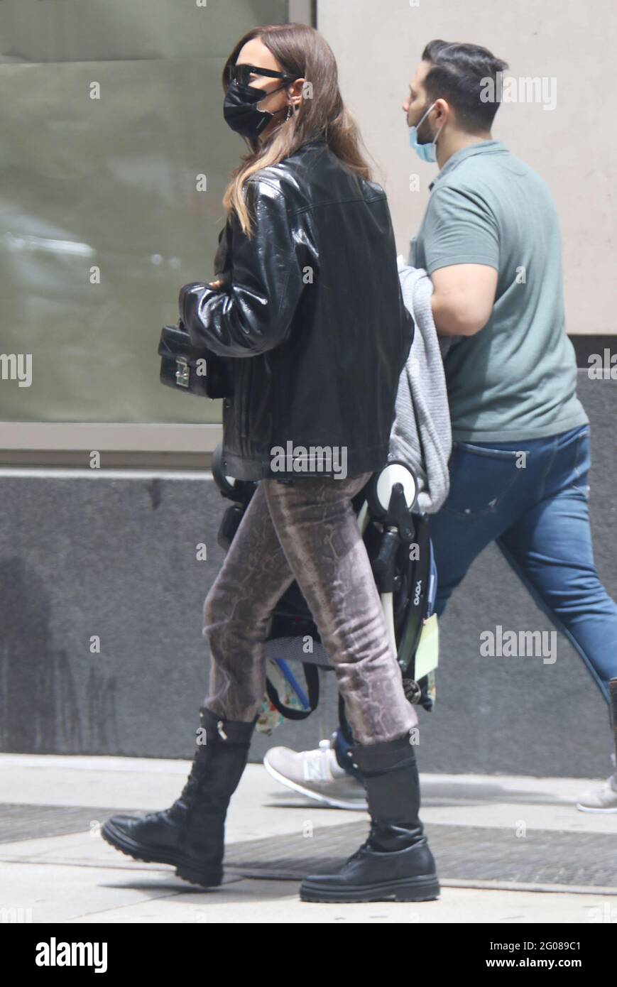 New York, NY, Stati Uniti. 1 giugno 2021. Irina Shayk ha visto camminare a Soho a New York il 01 giugno 2021. Credit: RW/Media Punch/Alamy Live News Foto Stock