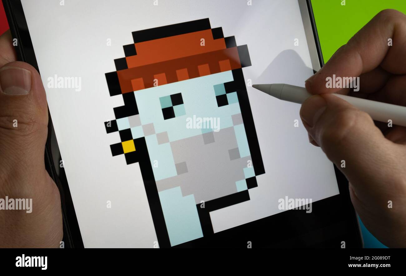 Immagine grafica pixel del Cryptopunk 7523 non-fungibile token (NFT) da collezione creato nel 2017 visto sullo schermo di ipad. Primo NFT digitale art. Staffor Foto Stock
