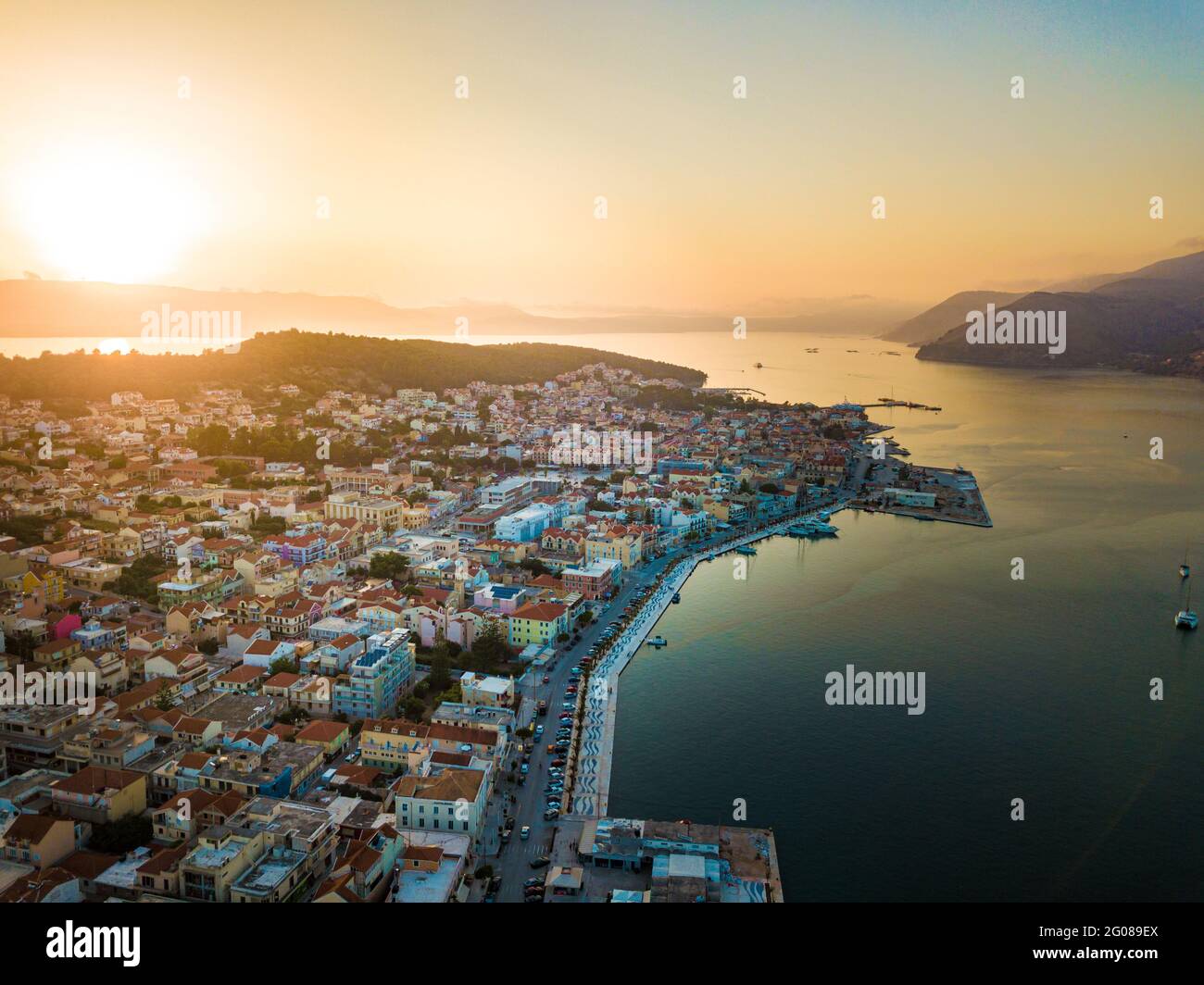 Drone's vista di una città costiera Argostoli, la capitale dell'isola di Cefalonia durante il tramonto Foto Stock