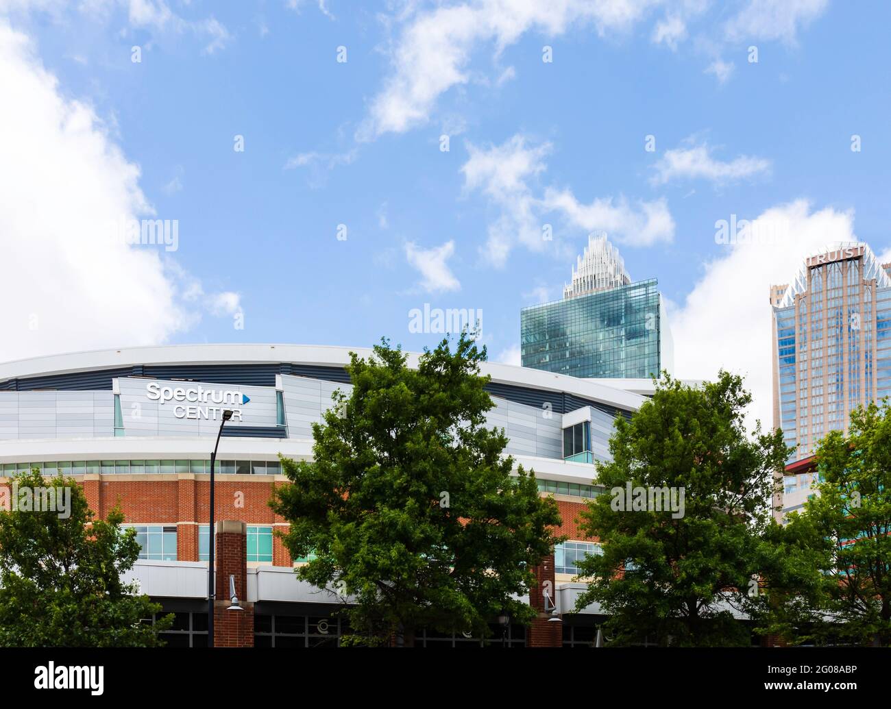 CHARLOTTE, NC, USA-30 MAGGIO 2021: Arena di pallacanestro al coperto Spectrum Center con grattacieli dietro. Foto Stock