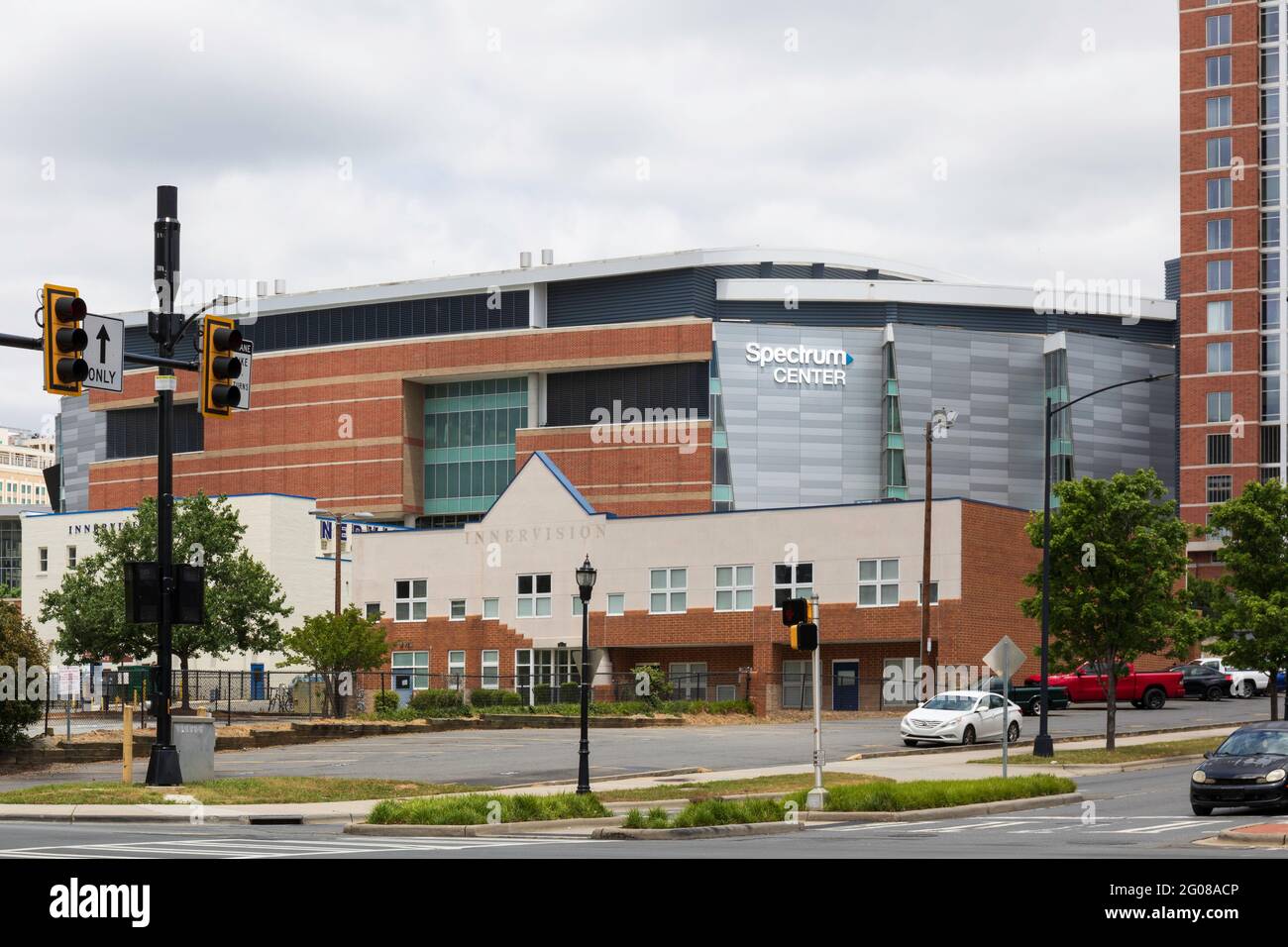 CHARLOTTE, NC, USA-30 MAGGIO 2021: Stadio di pallacanestro al coperto dello Spectrum Center. Foto Stock