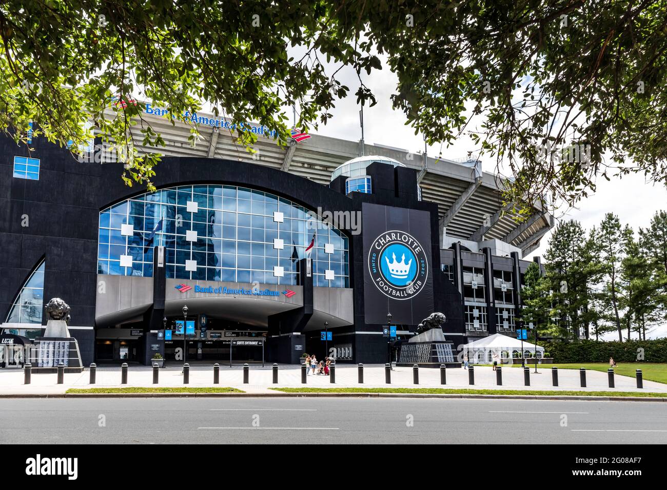 CHARLOTTE, NC, USA-30 MAGGIO 2021: Cartello e logo all'ingresso principale del Carolina Panthers Bank of America Stadium. Logo del Charlotte Football Club. Foto Stock
