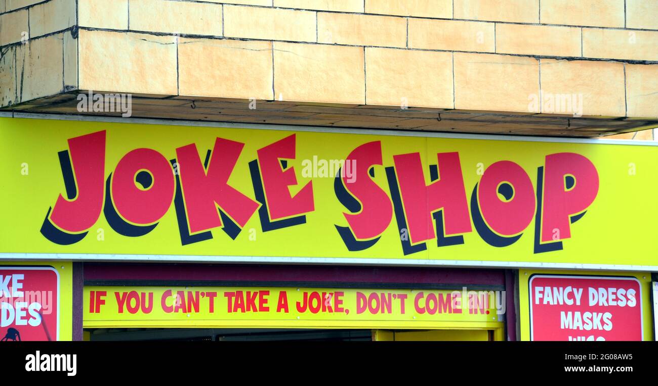 Cartello 'Joke Shop' sopra l'entrata di un negozio vicino alla passeggiata a Blackpool, Inghilterra, Regno Unito Foto Stock