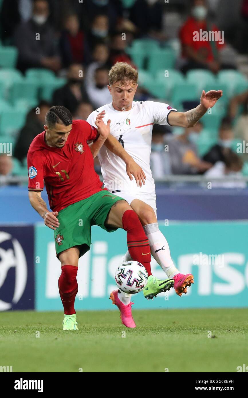 Lubiana, Slovenia, 31 maggio 2021. Matteo Lovato d'Italia sfida Dany Mota del Portogallo durante la partita UEFA U21 Championships 2021 allo Stadion Stoczicw di Lubiana. L'immagine di credito dovrebbe essere: Jonathan Moscop / Sportimage Foto Stock