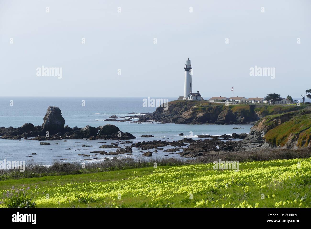 Faro della California settentrionale sulla costa rocciosa della Point Arena Foto Stock
