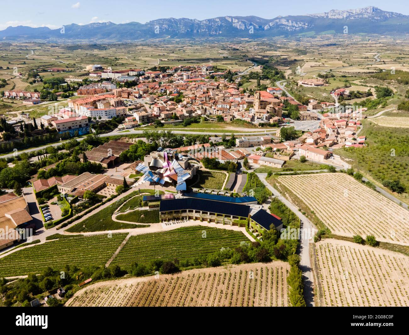 Elciego, Spagna - 16 maggio 2021: Vista aerea della cantina e hotel di Marques de Riscal ad Alava, Paesi Baschi, progettato dal famoso architetto Frank G. Foto Stock