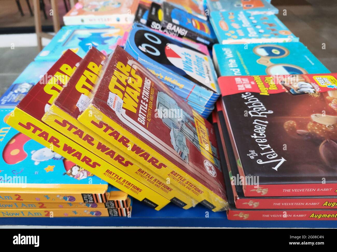 Giacarta, Indonesia-02 giugno 2021: Pila di libri sul tavolo, solo per uso editoriale Foto Stock