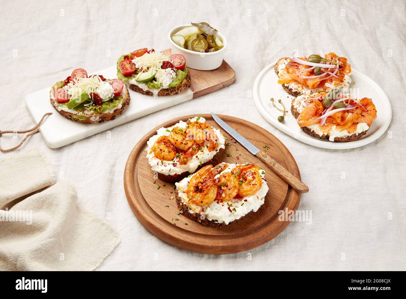 Tartine con gamberi e salsa piccante Foto Stock