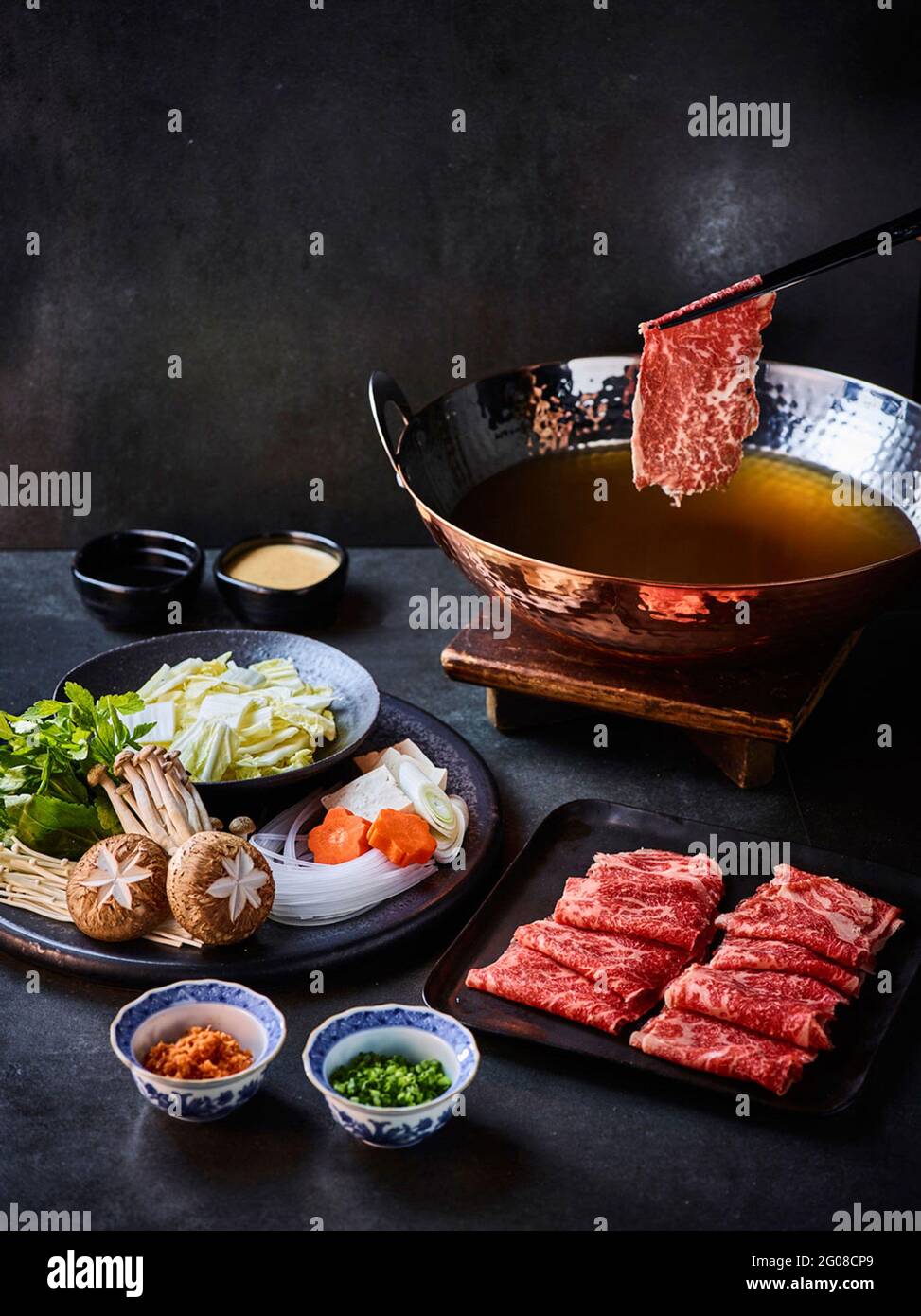 Shabu-shabu servito su un tavolo Foto Stock