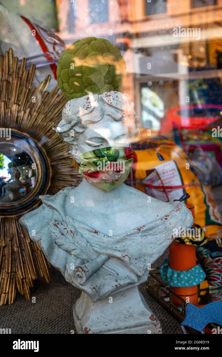 Una vetrina sulla Main Street a St. Helena nella Napa Valley nella contea di Napa, California. Si noti che il busto indossa una maschera come promemoria. Foto Stock