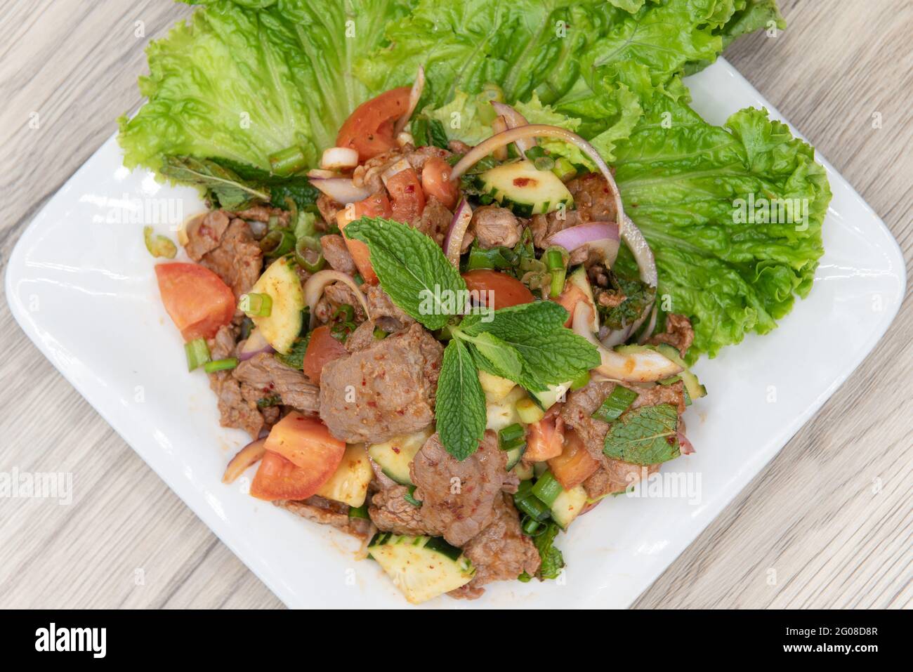 Vista dall'alto dell'insalata di manzo piccante per una combinazione perfetta di carne e verdure nel pasto. Foto Stock