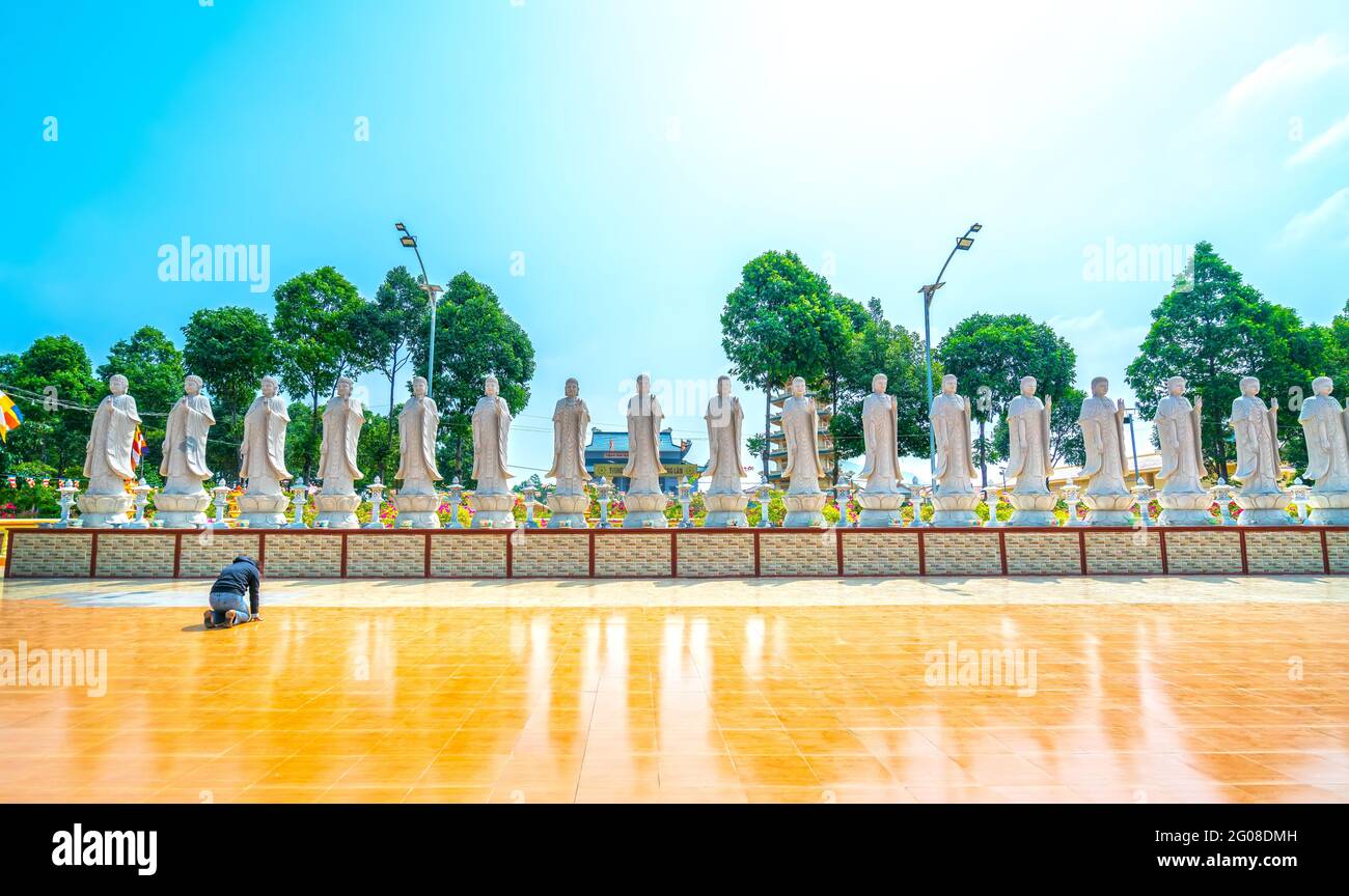 Architettura presbiterio tempio dai Tong Lam ormeggio sole, che attira i turisti a visitare spiritualmente e pregare Buddha a Vung Tau, Vietnam Foto Stock