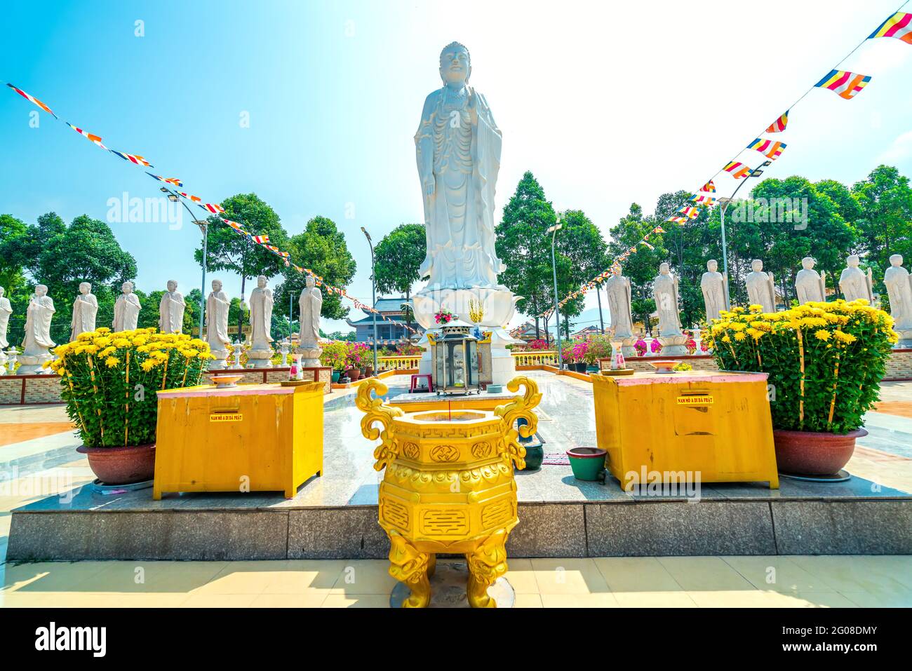 Architettura presbiterio tempio dai Tong Lam ormeggio sole, che attira i turisti a visitare spiritualmente e pregare Buddha a Vung Tau, Vietnam Foto Stock