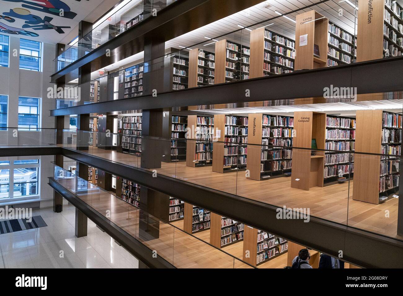 Vista interna della biblioteca della Fondazione Stavros Niarchos, recentemente riprogettata. Dopo un ritardo a causa della pandemia di COVID-19, la filiale principale di NYPL è stata ufficialmente aperta dopo oltre 200 milioni di dollari di ristrutturazione. La nuova biblioteca dispone ora di uno spazio dedicato per bambini e adolescenti, tra cui una sala di registrazione e un piano di aggiornamento per l'istruzione e il lavoro di business e tecnologia. L'edificio dispone ora di servizi sul tetto che includono spazi per eventi e spazi all'aperto con un piccolo giardino. Il progetto di ristrutturazione è stato realizzato dalla ditta Mecanoo olandese e dalla Beyer Blinder Belle Architects & Planners LLP. Principale Foto Stock