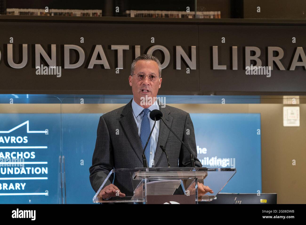 Il presidente della NYPL Anthony Marx parla durante la cerimonia di apertura della Biblioteca della Fondazione Stavros Niarchos. Dopo un ritardo a causa della pandemia di COVID-19, la filiale principale di NYPL è stata ufficialmente aperta dopo oltre 200 milioni di dollari di ristrutturazione. La nuova biblioteca dispone ora di uno spazio dedicato per bambini e adolescenti, tra cui una sala di registrazione e un piano di aggiornamento per l'istruzione e il lavoro di business e tecnologia. L'edificio dispone ora di servizi sul tetto che includono spazi per eventi e spazi all'aperto con un piccolo giardino. Il progetto di ristrutturazione è stato realizzato dalla ditta Mecanoo dei Paesi Bassi e dalla Beyer Blinder Belle Arch Foto Stock