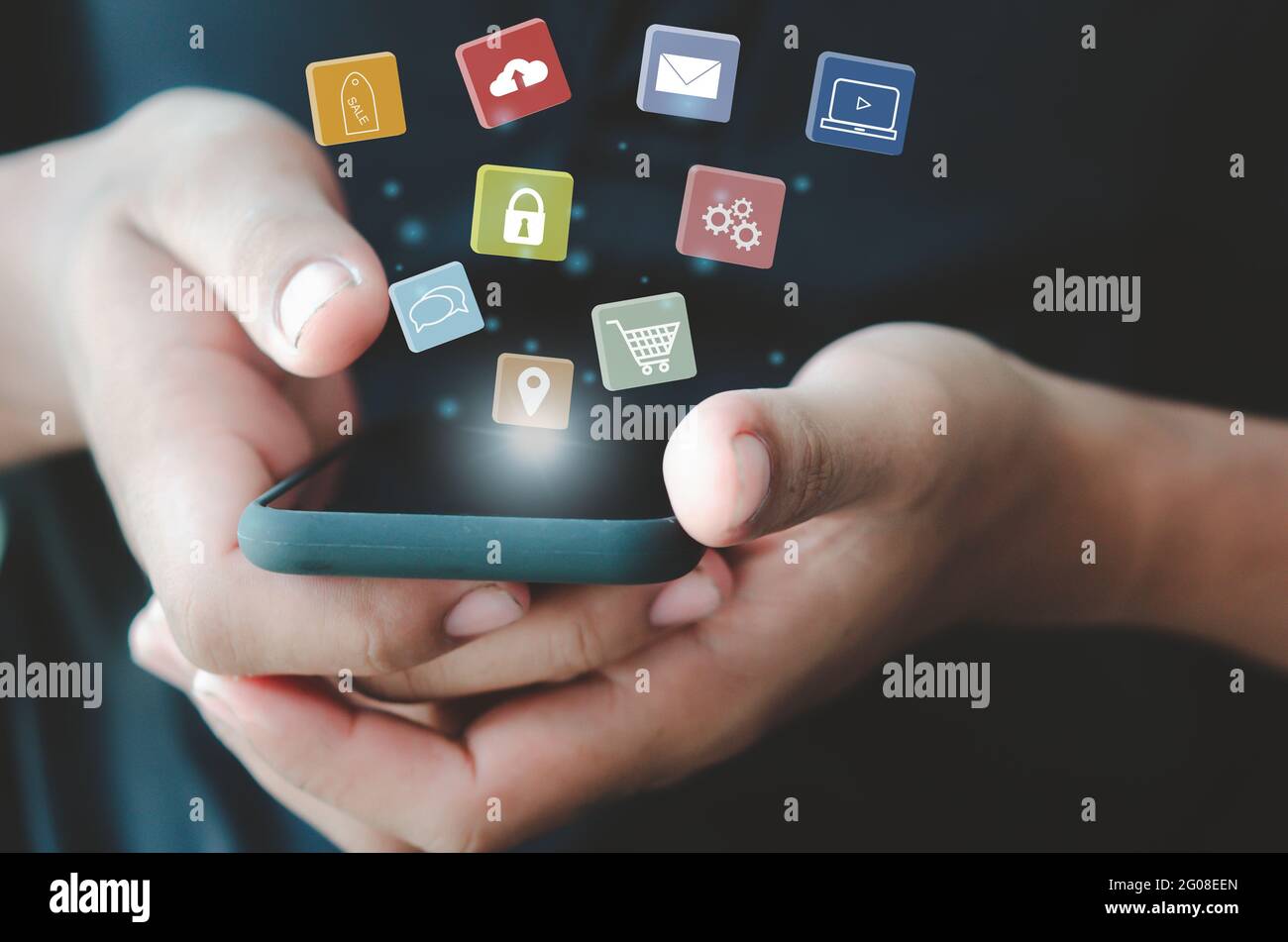 Uomo che usa il pagamento telefonico shopping online e icona di connessione di rete su ologramma virtuale screen.Digital marketing idee di vendita online. Foto Stock