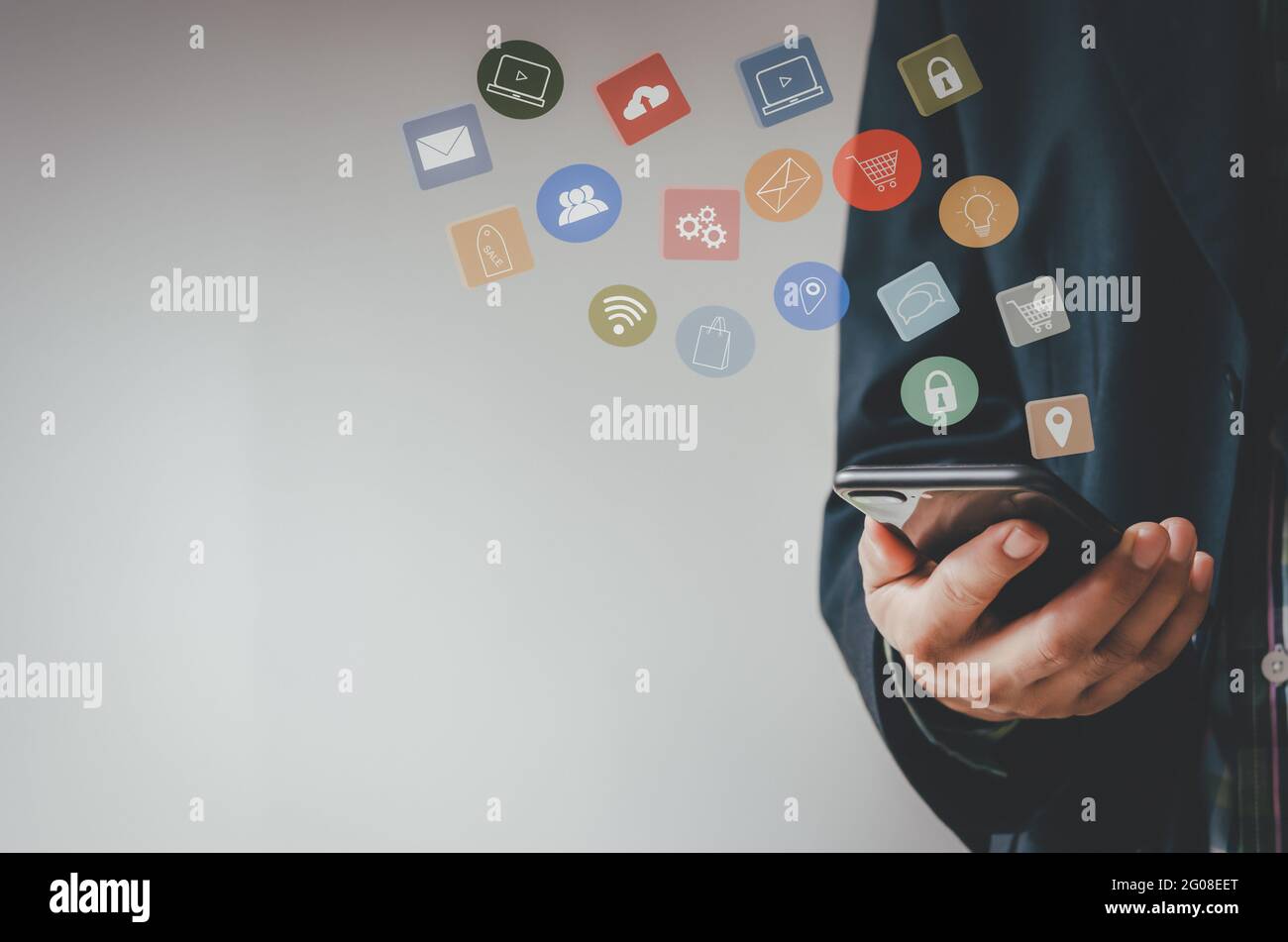 Uomo che usa il pagamento telefonico shopping online e icona di connessione di rete su ologramma virtuale screen.Digital marketing idee di vendita online. Foto Stock