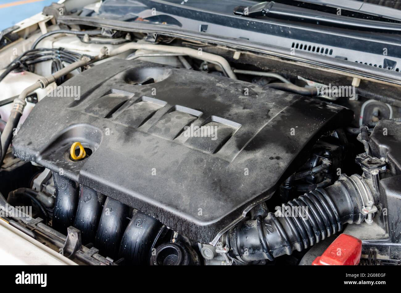 il motore dell'automobile è parti auto sporche del motore, accumulazione della polvere. Componenti automobilistici polverosi. Foto Stock
